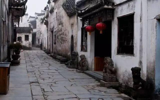 游客欢乐背后,一群人在默默守护